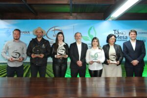 RS: Agro e enchente foram o foco do Tá na Mesa especial, na Expointer.    Reunião-almoço também contou com a entrega do 12º Prêmio Vencedores do Agronegócio e do 8º Elas no Agro