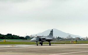 Caça Gripen de matrícula 4108 voa, pela primeira vez, no céu do Brasil