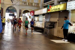 Porto Alegre: Corredores africanos vencem maratona internacional com passagem pelo Mercado Público