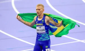 Apoiado por campeão, Joeferson Marinho quer ouro na Paralimpíada 2028 Bronze em Paris, velocista ganhou 'benção' de Yohansson Nascimento