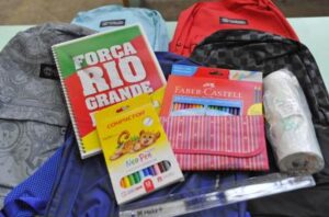 Porto Alegre: Escolas municipais recebem doação de mil mochilas