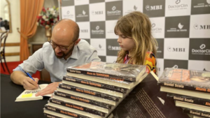 Porto Alegre: Daniel Scola autografa 'Aluno da Tempestade' nesta quinta-feira na Livraria Santos, na Galeria Casa Prado