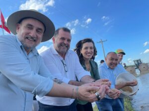 Sementes de arroz e de esperança marcam a abertura do Plantio de Arroz Ecológico nos assentamentos do Rio Grande do Sul