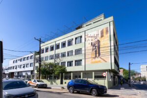 Porto Alegre: Arquitetos Voluntários concluem revitalização da terceira escola danificada pelas chuvas na Capital