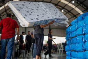 Canoas: Colchões, roupas de cama e kits de higiene e limpeza são entregues à população no Rio Branco