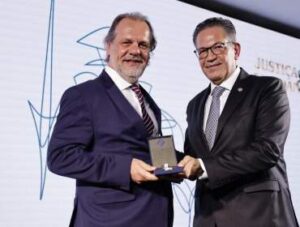 Presidente do Tribunal de Justiça do Rio Grande do Sul Alberto Delgado recebe a Medalha Justiça e Cidadania em evento no STF