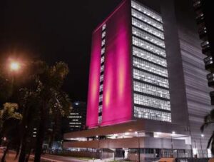 Porto Alegre: Prédio do Tribunal de Justiça ganha nova iluminação em homenagem ao Outubro Rosa