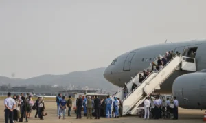 Aeronave parte de SP para terceiro voo de repatriação de brasileiros. Avião fará escala em Lisboa para reabastecimento