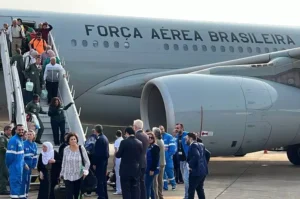 Segundo voo com 227 repatriados do Líbano chega ao Brasil