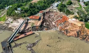 Porto em Manacapuru, no Amazonas, desaba em meio a obras. Testemunhas afirmam que cerca de 200 pessoas podem estar soterradas