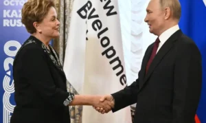 Putin oferece ao Brasil novo mandato no banco dos Brics com Dilma