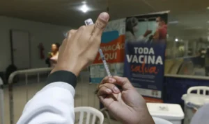 Anvisa atualiza composição de vacinas contra gripe para 2025. Imunizante da influenza muda todo ano e seguem orientações da OMS