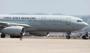 Raízes do Cedro: quinto voo decola do Líbano com 220 repatriados. Avião da FAB deve chegar ao Brasil na manhã de segunda-feira (14)