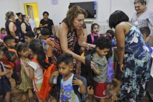 Porto Alegre: Smed recebe doação de mil mochilas para estudantes de escolas atingidas pela enchente