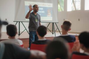 Canoas: Estudantes da rede municipal participam de palestra sobre racismo no ambiente escolar