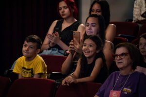 Teatro de bonecos movimenta a Feira do Livro de Canoas