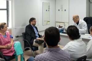 RS: Hospital Universitário de Santa Maria recebe visita do presidente do CREMERS para conhecer local de práticas dos residentes