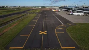 Porto Alegre: Pista do aeroporto Salgado Filho recebe última camada de asfalto antes da retomada de voos internacionais