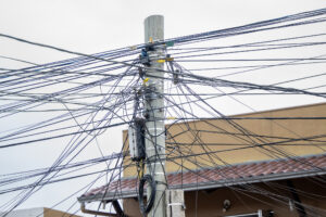 Porto Alegre: Empresa de energia elétrica será obrigada a retirar dos postes fios em desuso