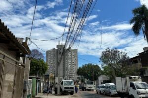 Porto Alegre: Operação de retirada de fios segue nos bairros Ipanema e Guarujá nesta quarta-feira