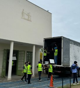 RS: Atingida pela enchente, escola da Capital com 1,7 mil alunos recebe doação de móveis para viabilizar volta às aulas