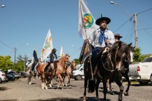 Cavalgada promove a saúde do homem nas ruas de Canoas