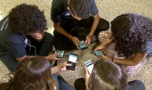 Escolas buscam soluções para regular o uso de celular pelos alunos 