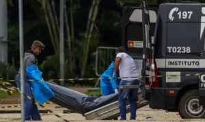 Polícia retira corpo de autor de atentado na Praça dos Três Poderes. Trabalhos de perícia levaram toda a madrugada