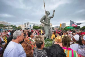 Prefeito de Porto Alegre diz que a inauguração da estátua de Zumbi dos Palmares 'quase acabou em violência física' contra ele