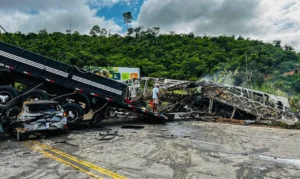 Acidente em rodovia deixa 22 mortos em Minas Gerais. Ônibus vinha de SP chocou de frente contra uma carreta