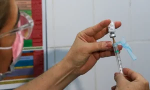 Sociedade médica alerta para baixa procura da vacina contra a dengue