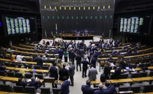 Norma sobre sobras eleitorais pode levar 7 deputados a perder mandato. Decisão do STF ainda depende da Câmara e da Justiça Eleitoral