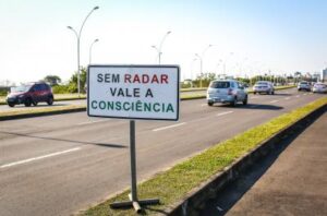 Porto Alegre: Motocicleta é flagrada com velocidade superior a 150 km/h na avenida Salvador França