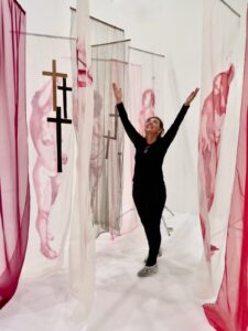 Mostra Vermelho da artista plástica Susan Mendes expõe violência contra a mulher
